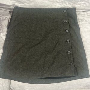 Banana republic wool mini skirt with side buttons.Size 10. Dark green/grey color